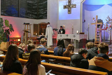 Firmvorbereitung mit Tauferinnerungsgottesdienst in St. Maria, Wolfhagen (Foto: Karl-Franz Thiede)